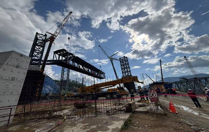 米拉多銅礦二期項(xiàng)目最大桁架吊裝完成