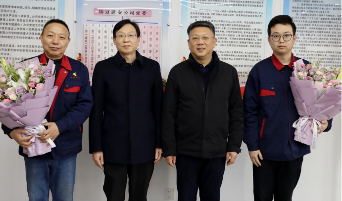 公司領(lǐng)導(dǎo)慰問(wèn)專家人才